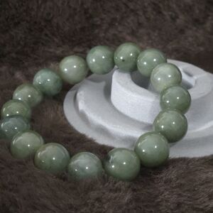 Chic Green Jadeite Jade Bracelet